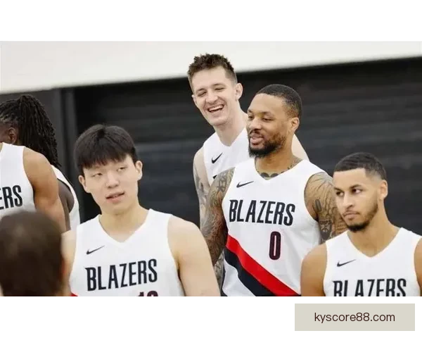 开拓者全家福大合照:杨瀚森C位领衔,利拉德昔日位置成回忆 开拓者全家福大合照:杨瀚森C位领衔,利拉德昔日位置成回忆